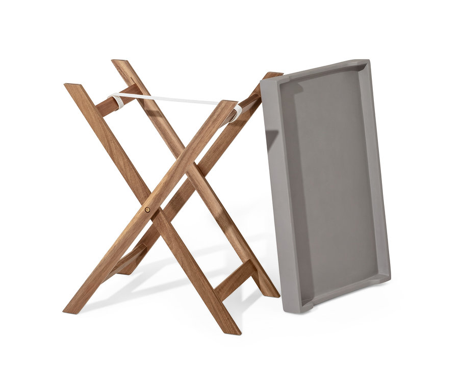 Klapptisch mit grauem Polyzement-Tablett.