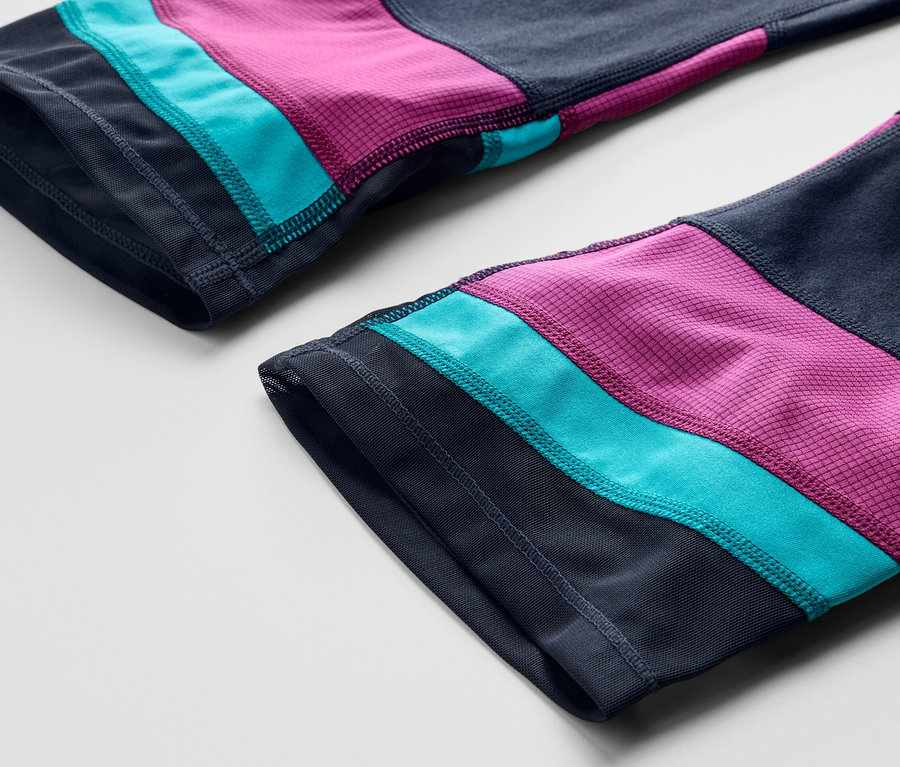 Detailaufnahme einer 3/4-Sporttight mit Farbblöcken.