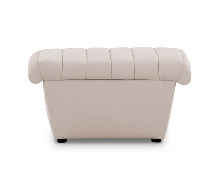 Ein cremefarbener Hocker auf weißem Hintergrund.