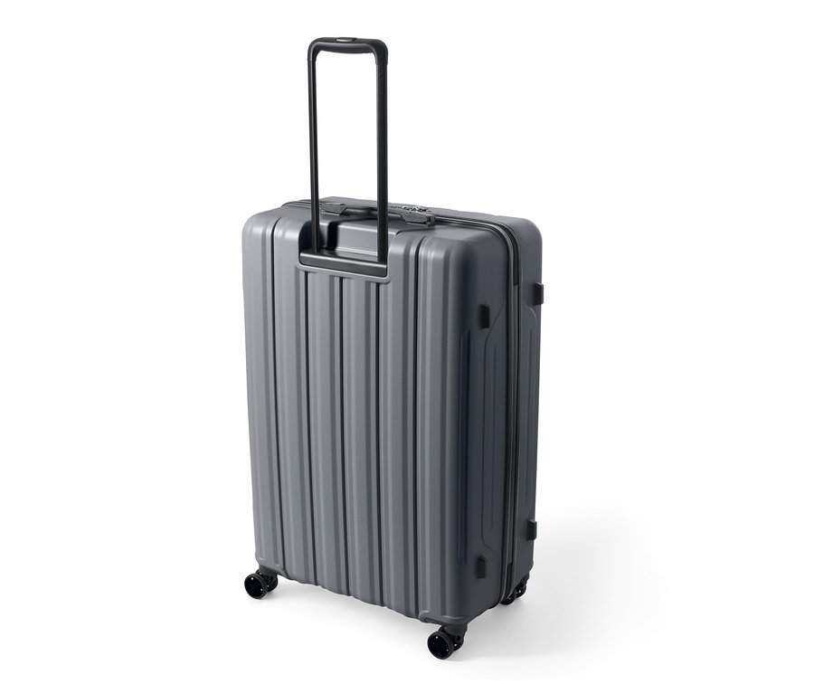 Grauer, großer Hartschalen-Koffer aus recyceltem Material mit ausgezogenem Griff.