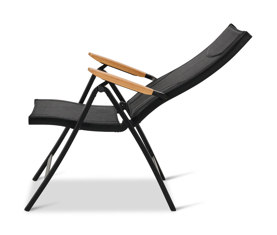 Detailaufnahme eines schwarzen Hochlehners mit verstellbarer Rückenlehne und Armlehnen aus Holz.