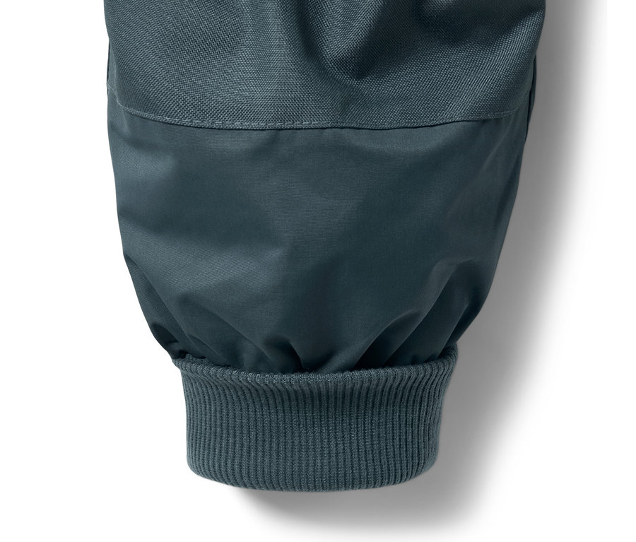 Detailaufnahme einer schieferblauen Kleinkind-Thermo-Regenhose mit geripptem Bündchen.