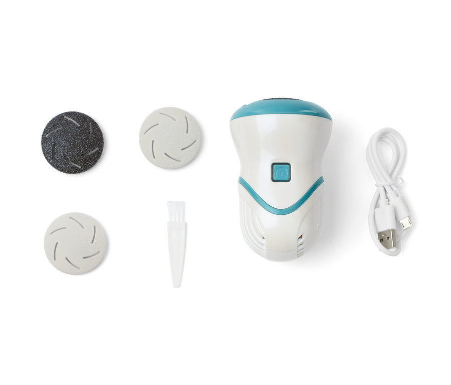 Ein weißer und blauer Hornhautentferner mit Saugfunktion, drei austauschbare Köpfe, eine Bürste und ein Ladekabel liegen auf einem weißen Hintergrund.