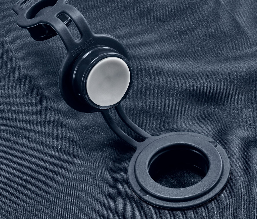 Detail einer Luftmatratze mit integrierter Fußpumpe.
