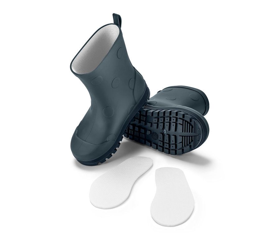 Kleinkind-Regenstiefel und zwei weiße Einlegesohlen auf weißem Hintergrund.