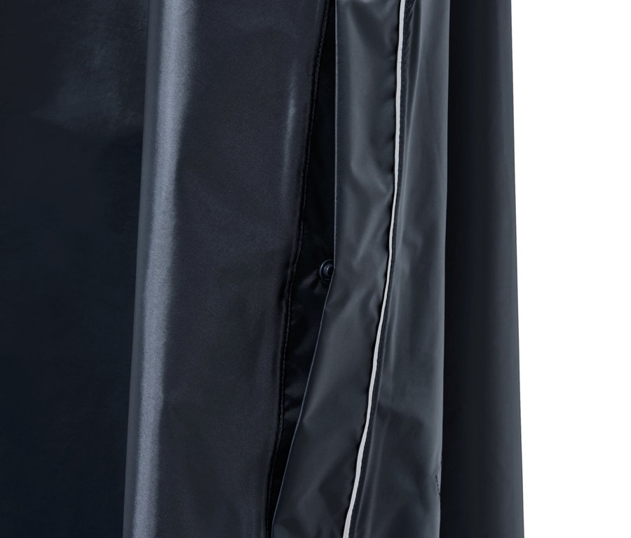 Detailansicht eines blauen Unisex-Regenponchos mit einer weiß umrandeten Tasche.
