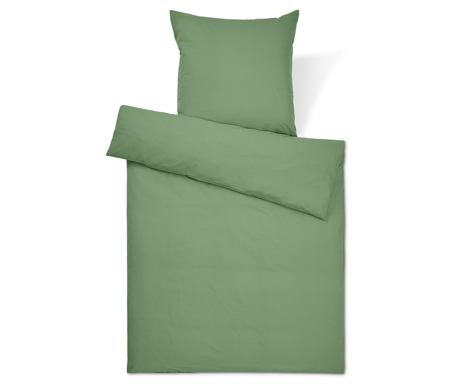 Grüne Bettwäsche mit Kissen und Bettdecke.