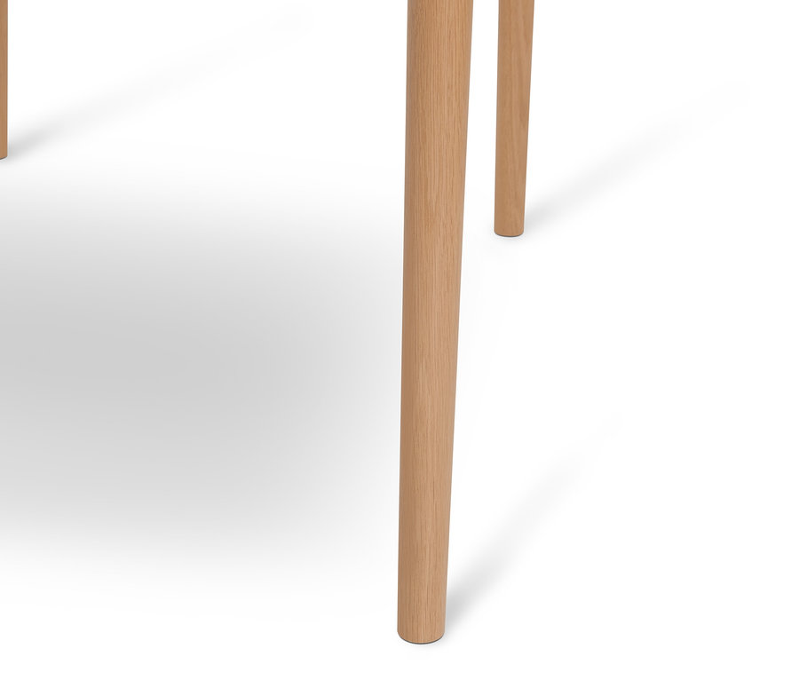 Detailaufnahme von hellbraunen Tischbeinen auf weißem Grund.