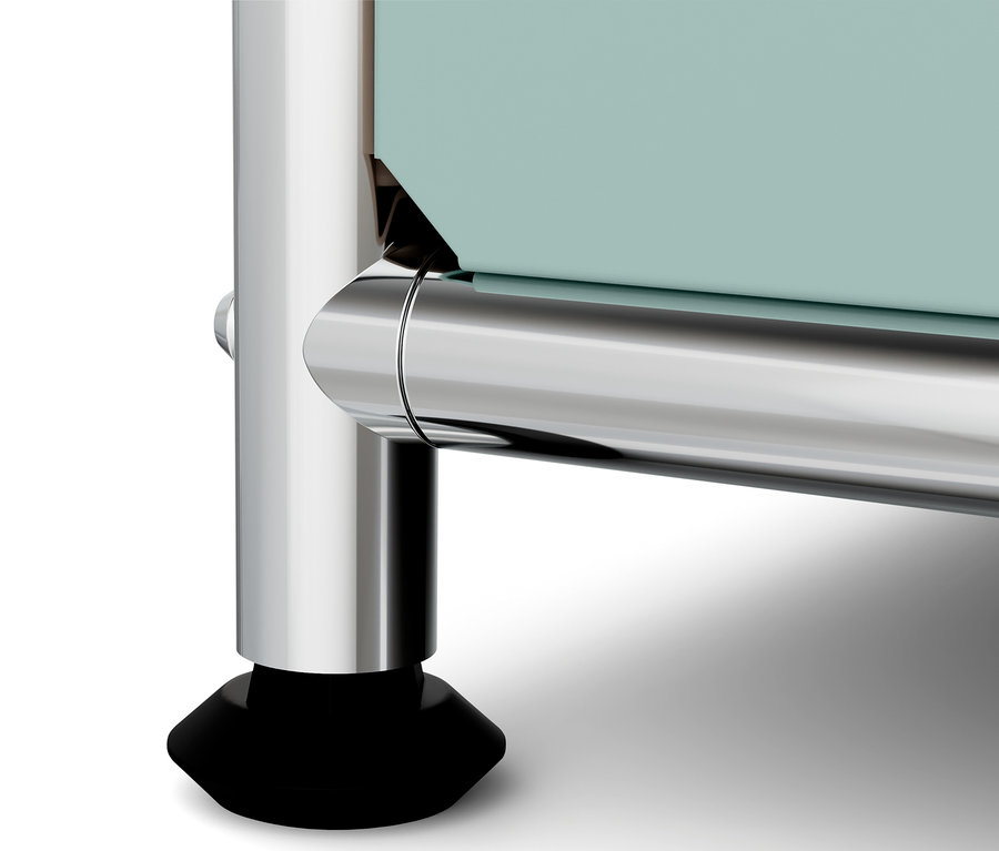 Detail eines blauen Möbels mit verchromten Beinen und schwarzen Füßen.