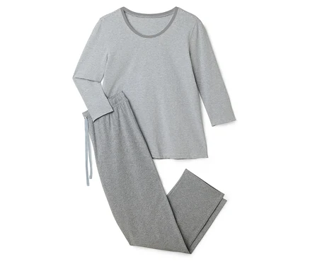 Grau gestreifter Langarm-Pyjama und graue Pyjamahose mit Kordelzug liegen auf weißem Hintergrund.