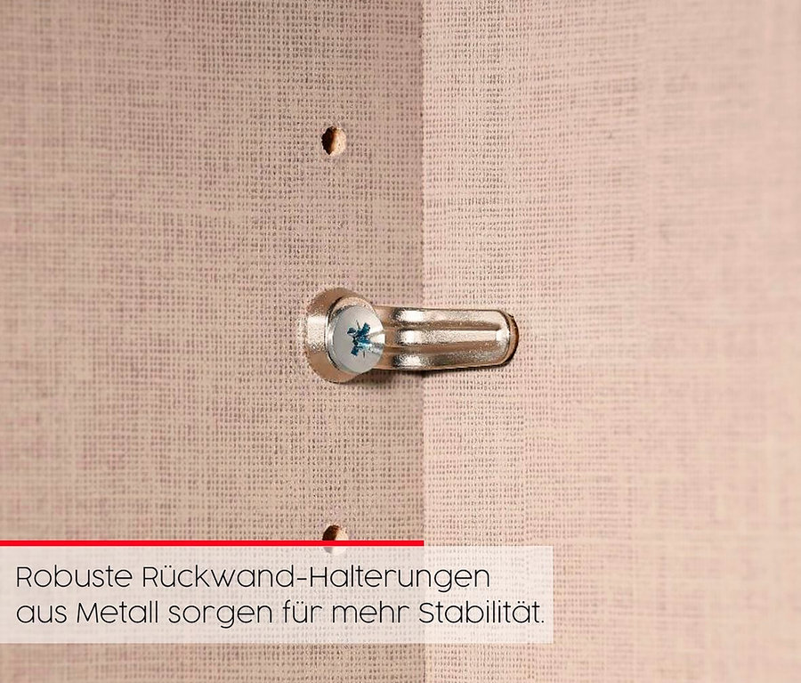 Detail einer robusten Metallhalterung für die Rückwand, die an einer hellbraunen Holzoberfläche befestigt ist.