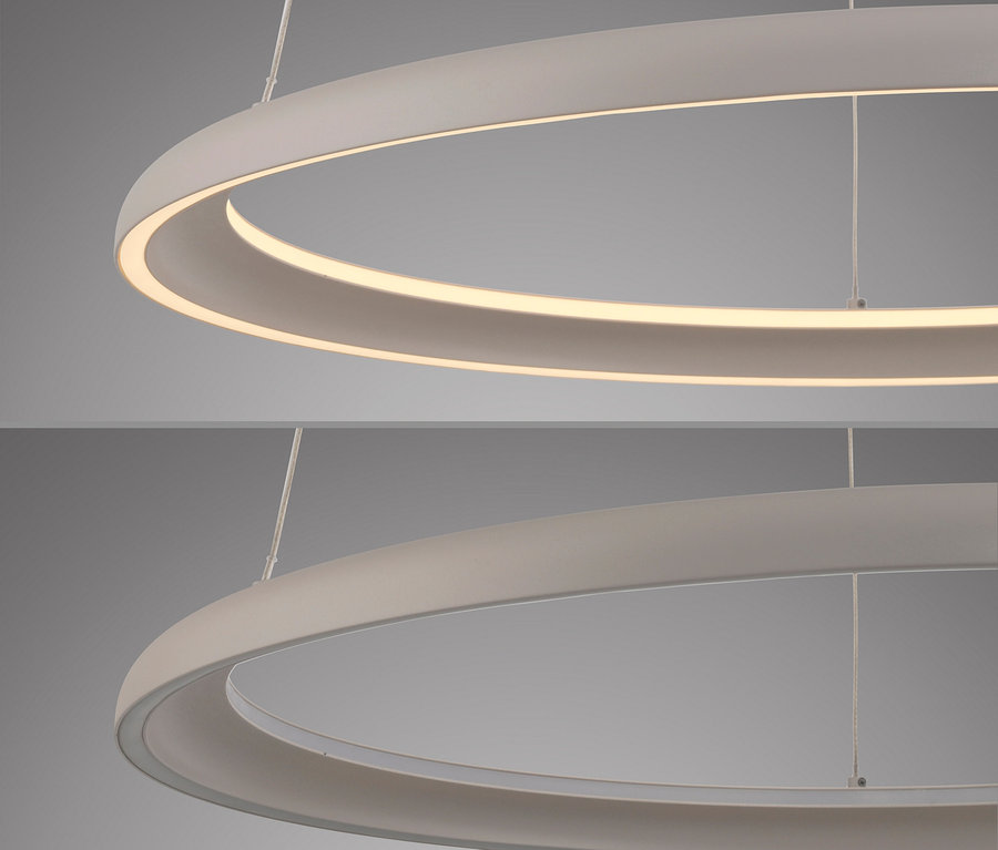 Zwei kreisförmige Leuchten hängen von der Decke.