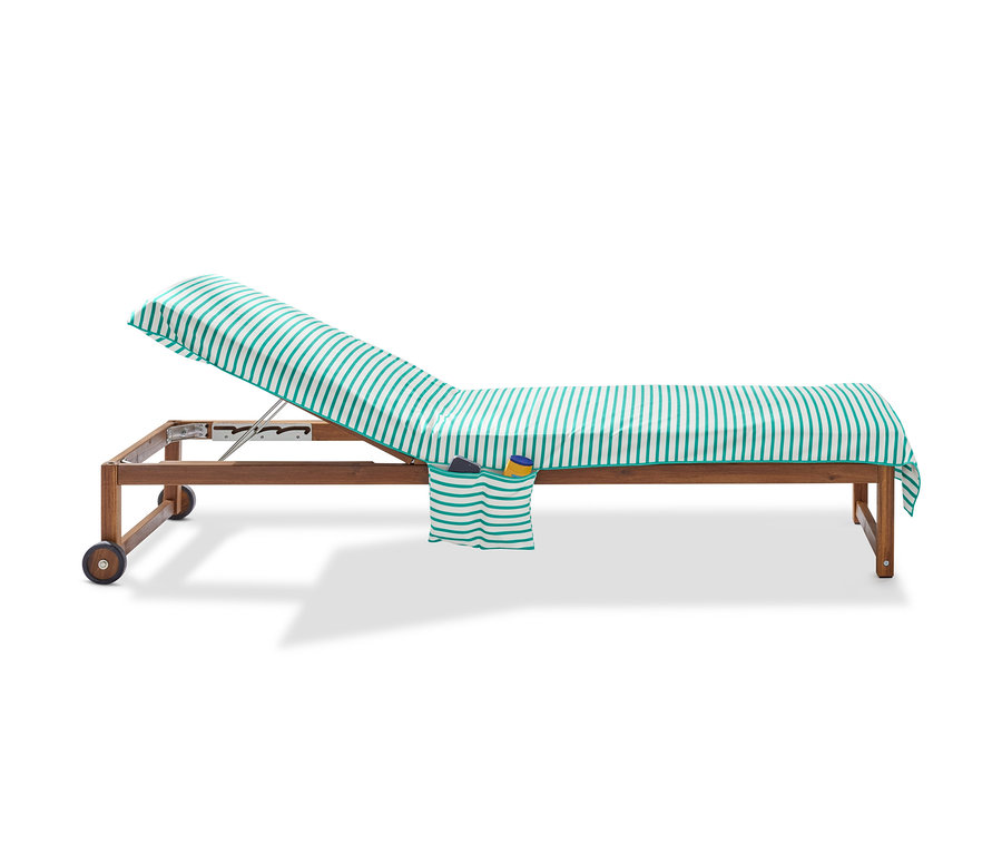 Ein Liegestuhl aus Holz mit einem blau-gestreiften Outdoor-Badetuch darauf.