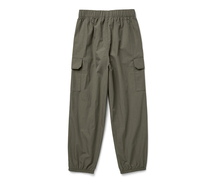 Rückansicht einer Kinder-Cargohose.