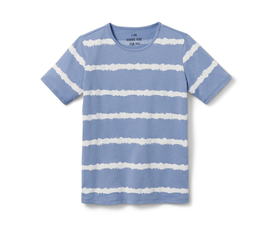 Ein blaues Kurzarm-T-Shirt mit weißen Streifen. Es ist das Oberteil eines Pyjamas aus Bio-Baumwolle.