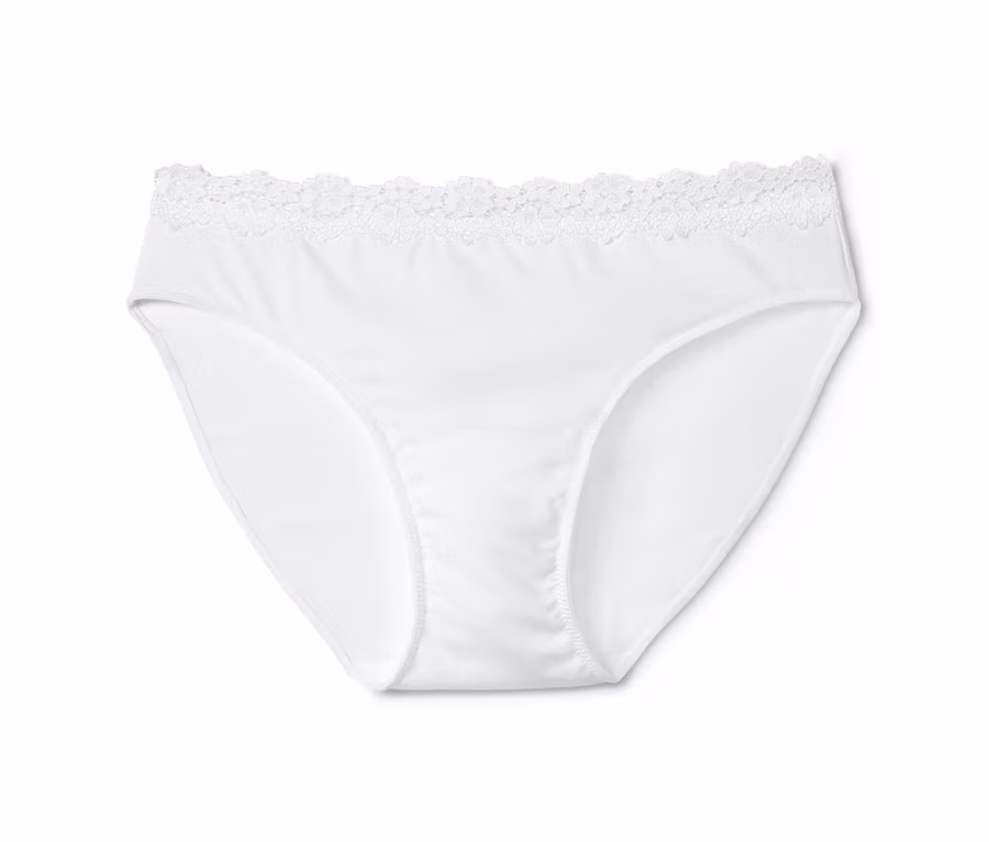 Weißer Slip mit Spitze.