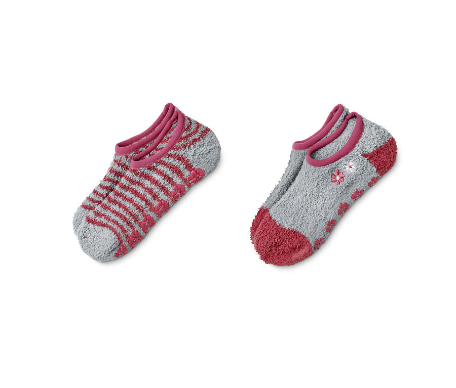 Zwei Paar graue Hausschuhsocken: ein Paar gestreift, ein Paar mit Blumen.