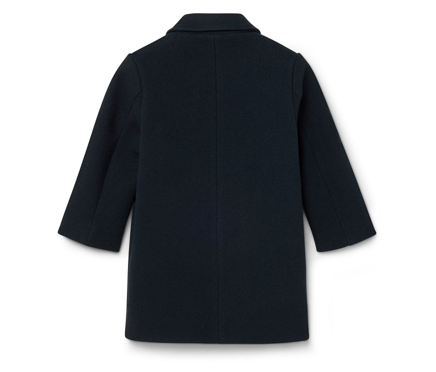 Detail der Rückseite eines dunkelblauen Mantels.