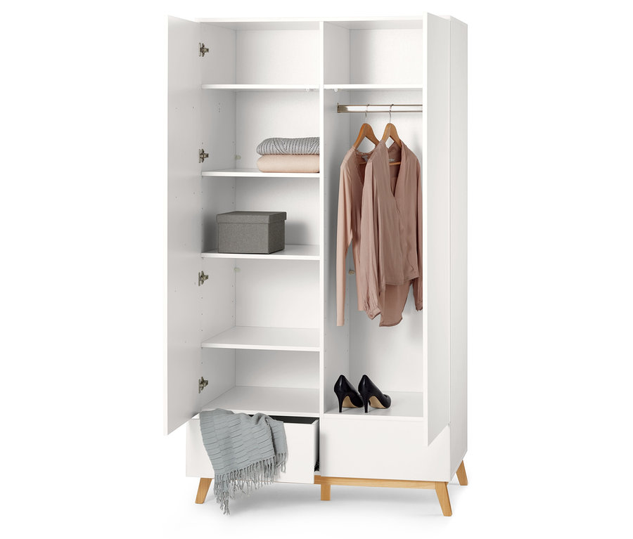 Geöffneter 2-türiger Kleiderschrank (100 cm) mit Regalen, Kleidung und Schuhen.