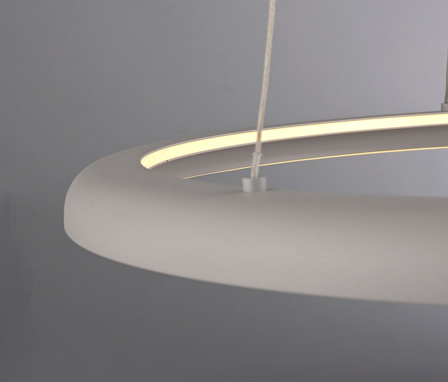 Detail einer weißen runden Pendelleuchte mit LED-Beleuchtung.
