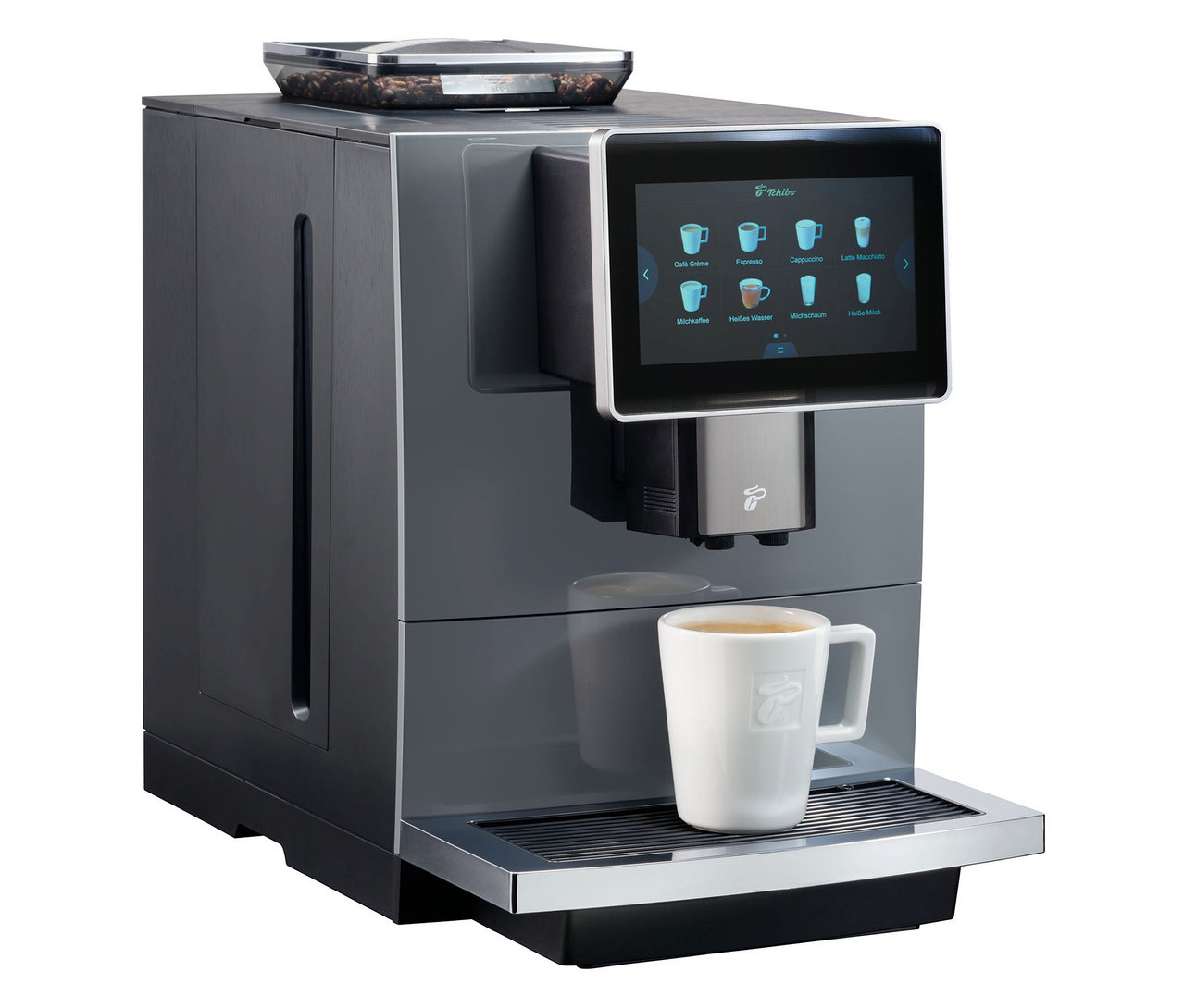 Grauer Profi-Kaffeevollautomat »Tchibo Office« inkl. Wasserfilter mit Tasse Kaffee.