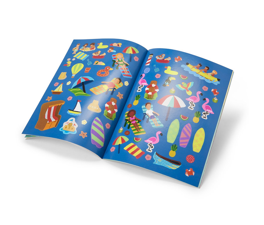 Geöffnetes "Mein Stickerbuch »Am Meer«" mit Strandszenen, Menschen, Flamingos, Sonnenschirmen und Surfbrettern.