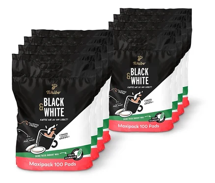 Mehrere Packungen Tchibo Black & White Maxipack 100 Pads Kaffeepads. Die Packungen sind schwarz und weiß mit einer Abbildung einer Tasse Kaffee.