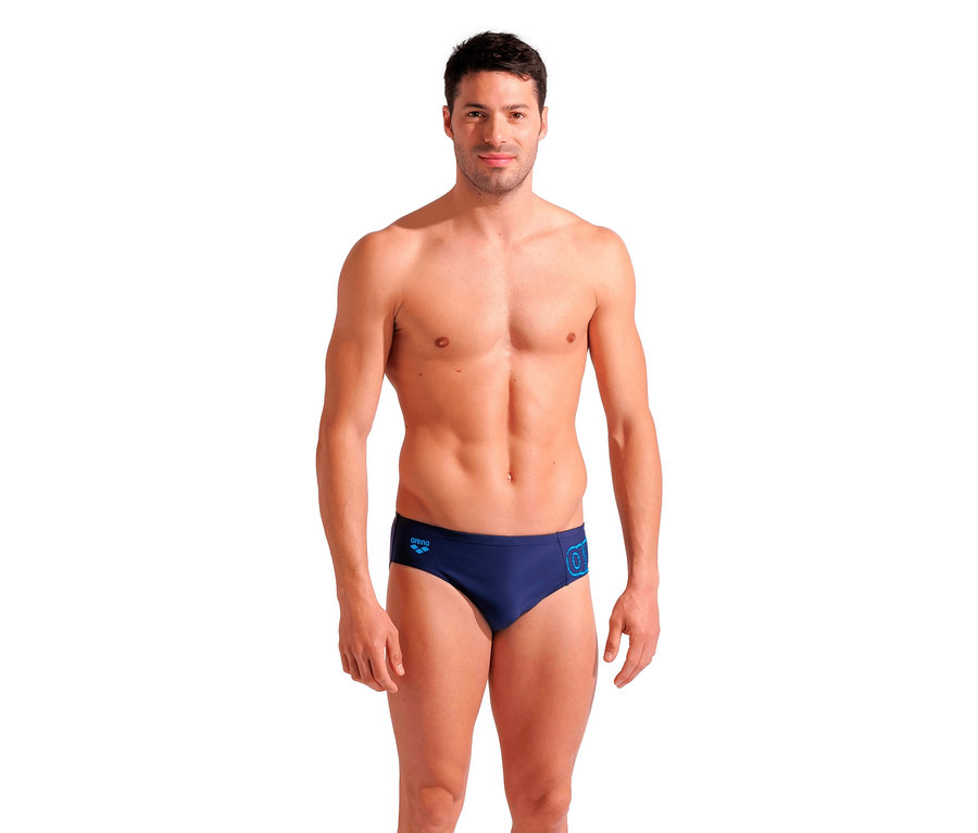 Mann posiert in Marine Badehosen-Slip Scratchy von arena.