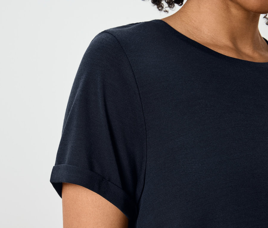 Detailaufnahme eines dunkelblauen Damen-T-Shirts mit kurzen Ärmeln.
