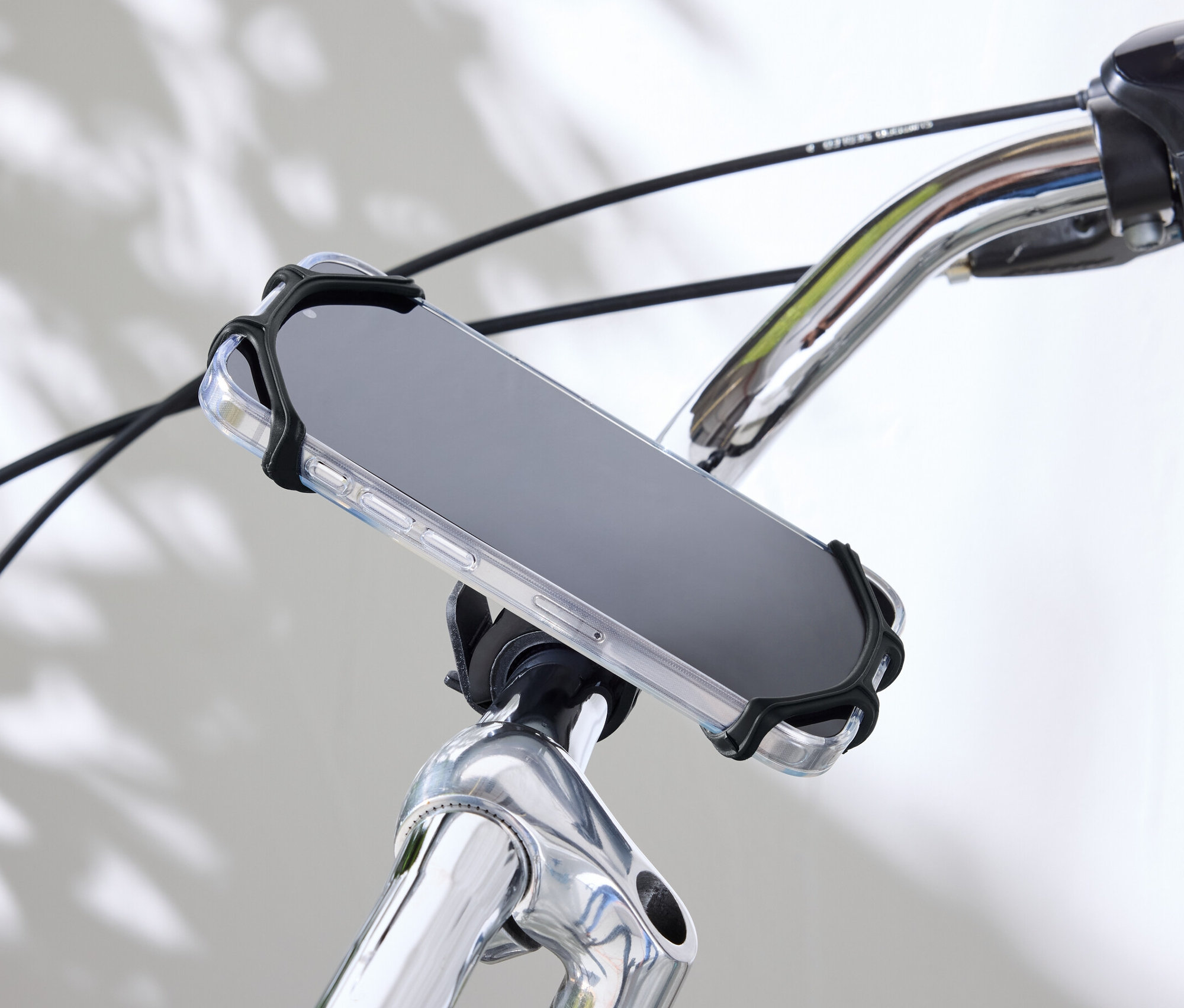 Fahrrad-Smartphone-Halterung am Lenker befestigt.
