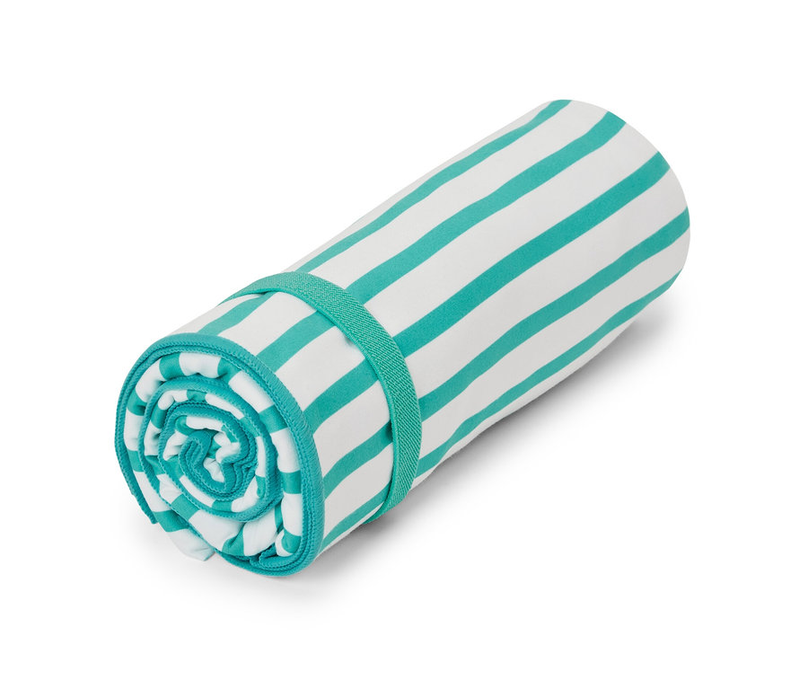 Ein zusammengerolltes Outdoor-Badetuch mit blaugrünen und weißen Streifen, das mit einem blaugrünen Gummiband gesichert ist.