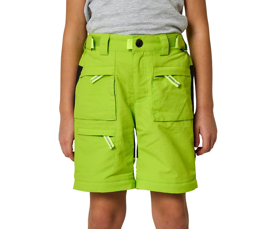 Ein Junge trägt eine grüne Jako-O Zipp-off Hose.