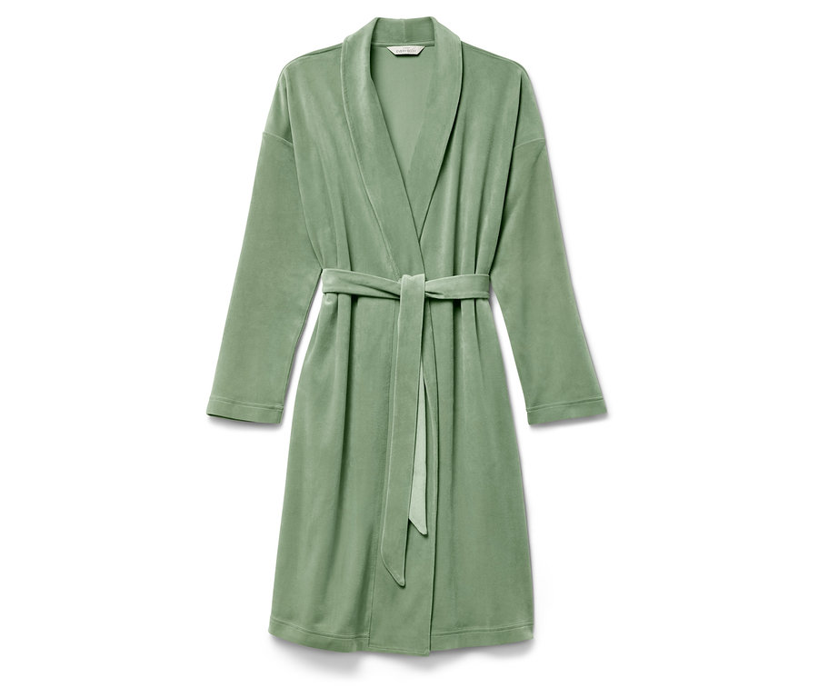Ein grüner Bademantel mit Gürtel liegt auf einem weißen Hintergrund.