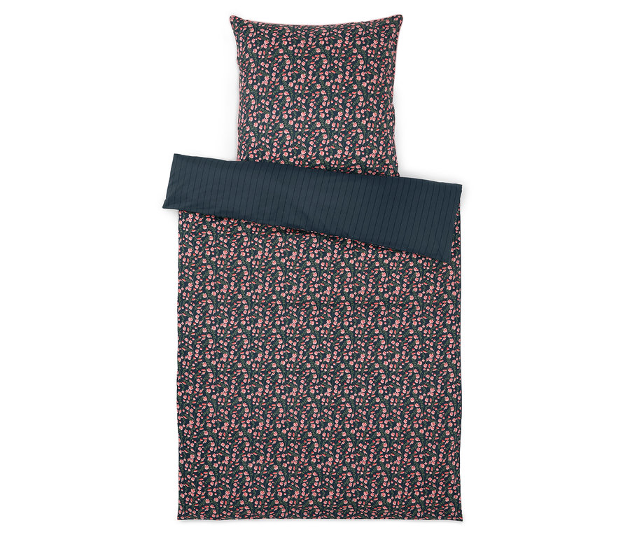 Bettwäsche mit Blumenmuster und einfarbiger, gestreifter Tagesdecke auf weißem Hintergrund.