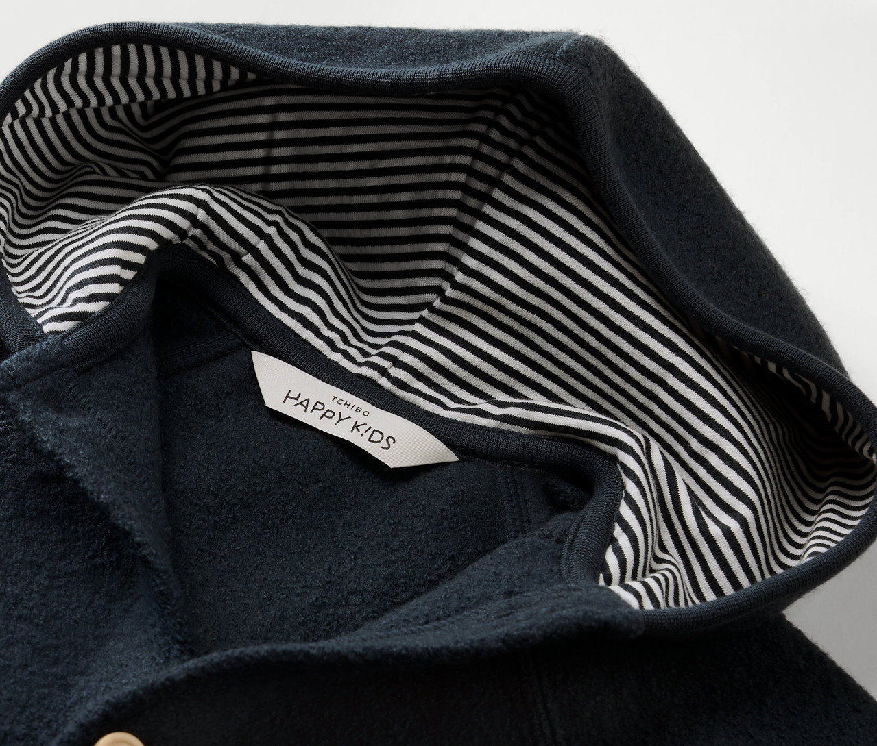 Detailansicht des blauen Baby-Walkoverall mit Merinowolle‒ mit Kapuze und gestreiftem Futter.