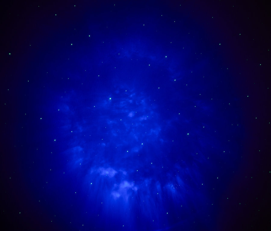 Sternenhimmel mit blauen Nebelflecken.
