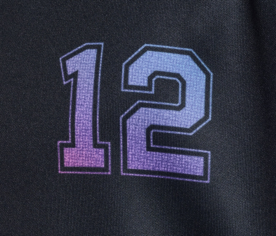 Nummer 12 auf schwarzem HUMMEL HMLJR shimmer T-Shirt S/S.