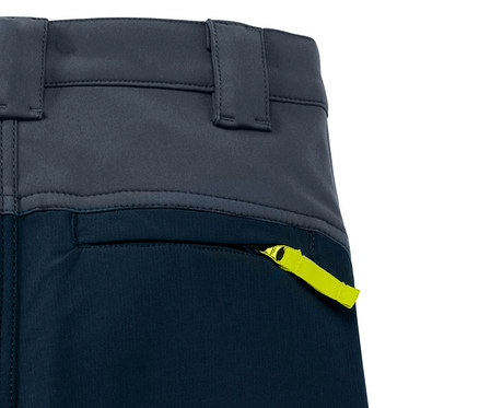 Detail einer blauen Hose mit gelbem Reißverschluss an der Tasche.