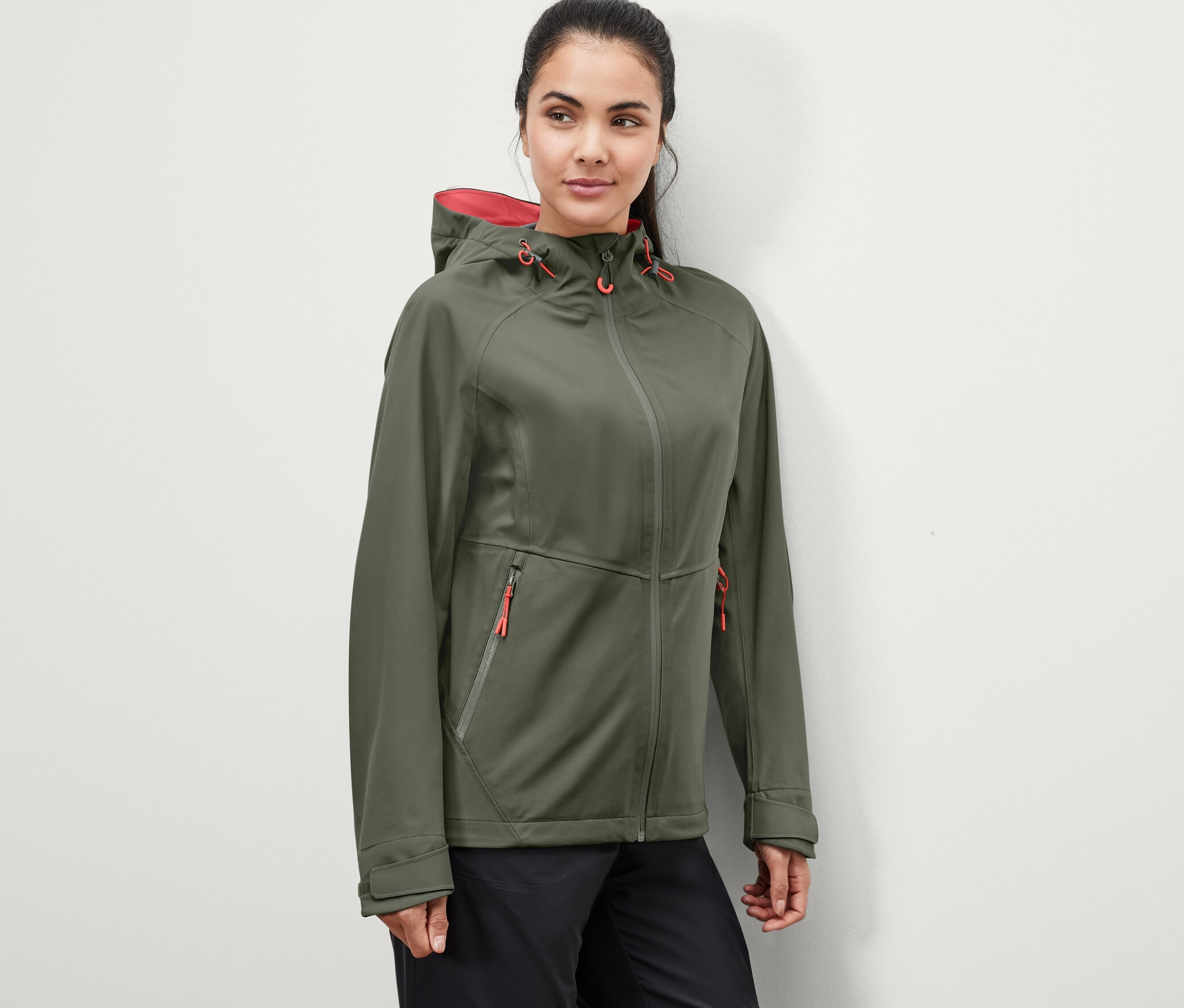 Frau trägt eine grüne 3-Lagen-Outdoorjacke.