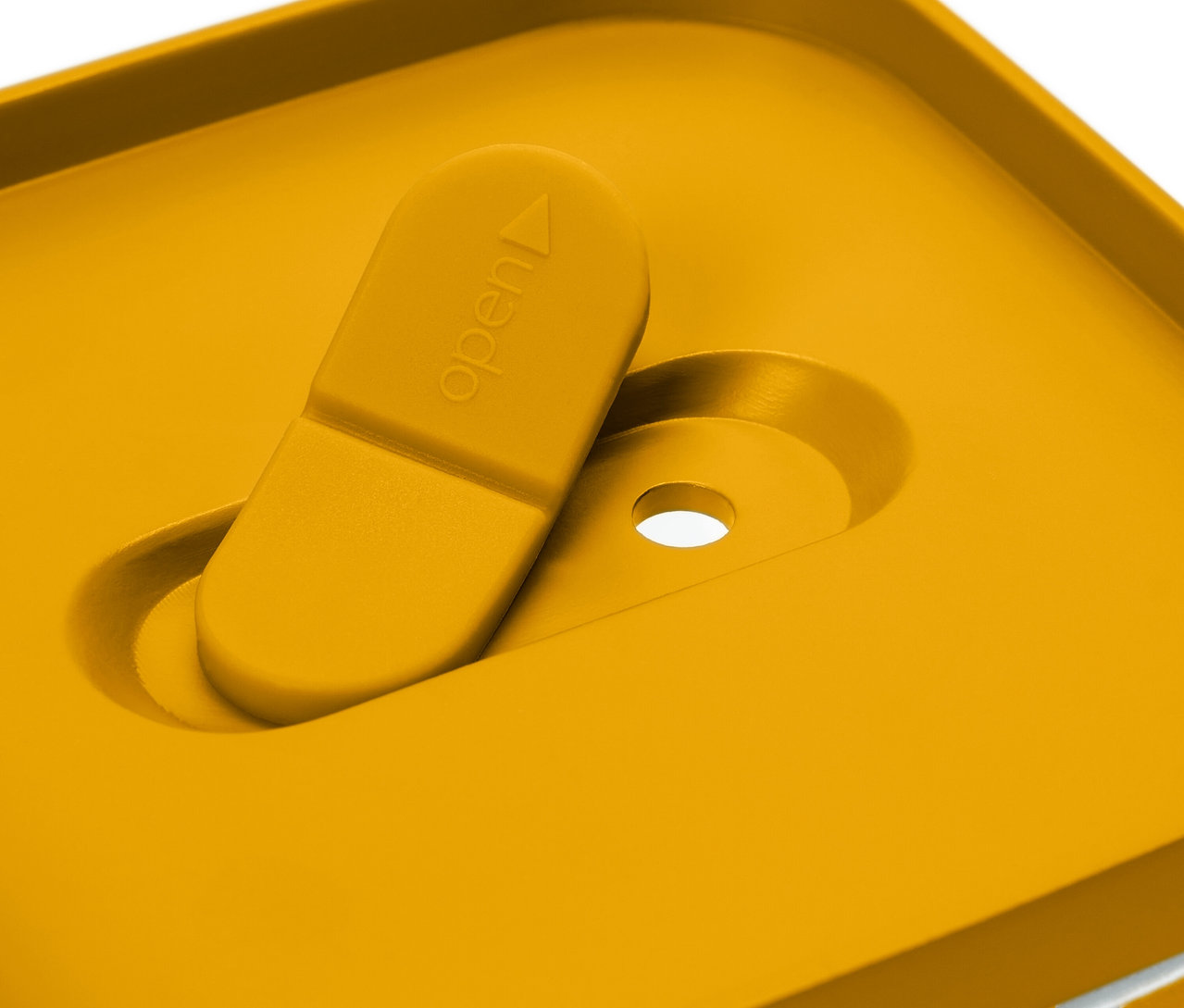 Nahaufnahme eines gelben Frischhaltewürfels mit Verschluss.