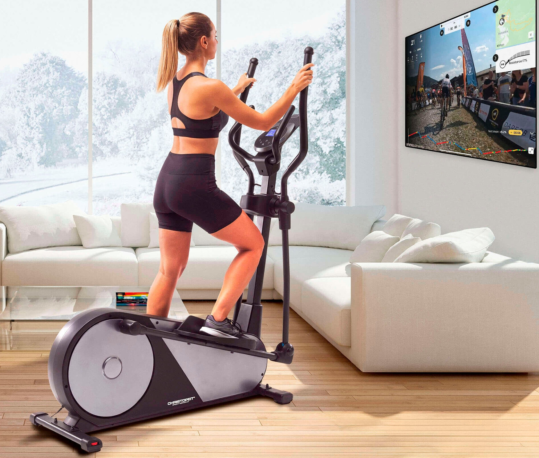 Frau benutzt Christopeit Sport Crosstrainer-Ergometer EL 8000 im Wohnzimmer.