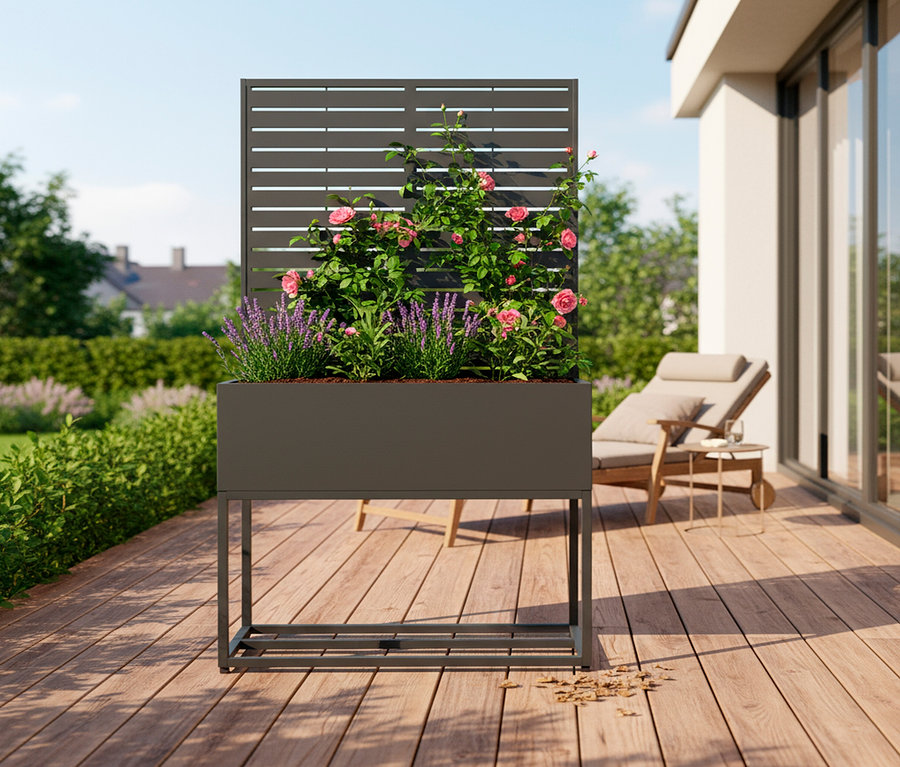 Blumenkasten mit Rosen und Lavendel auf einer Holzterrasse.