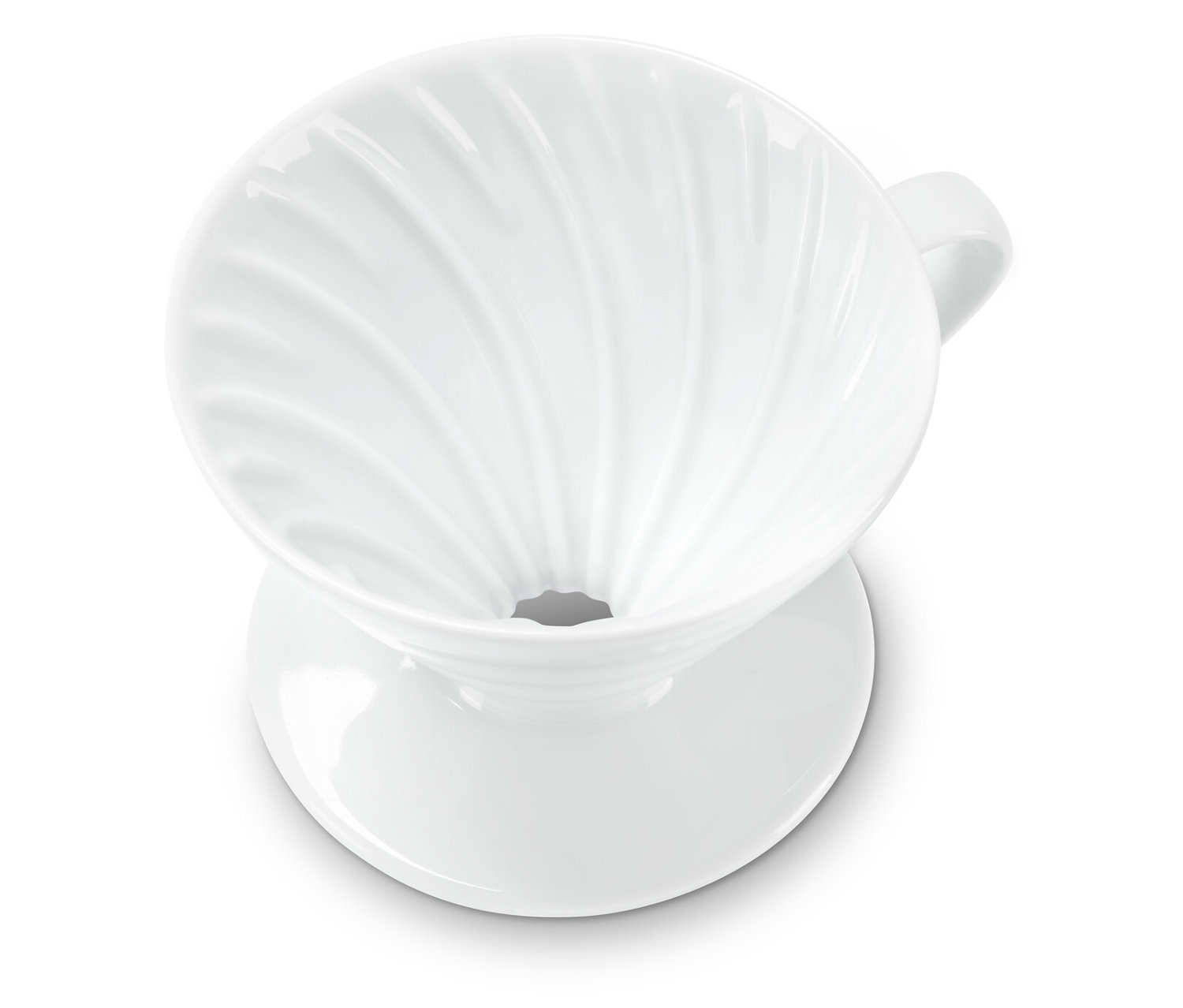 Weißer Keramik-Kaffeefilter mit Griff auf weißem Hintergrund.