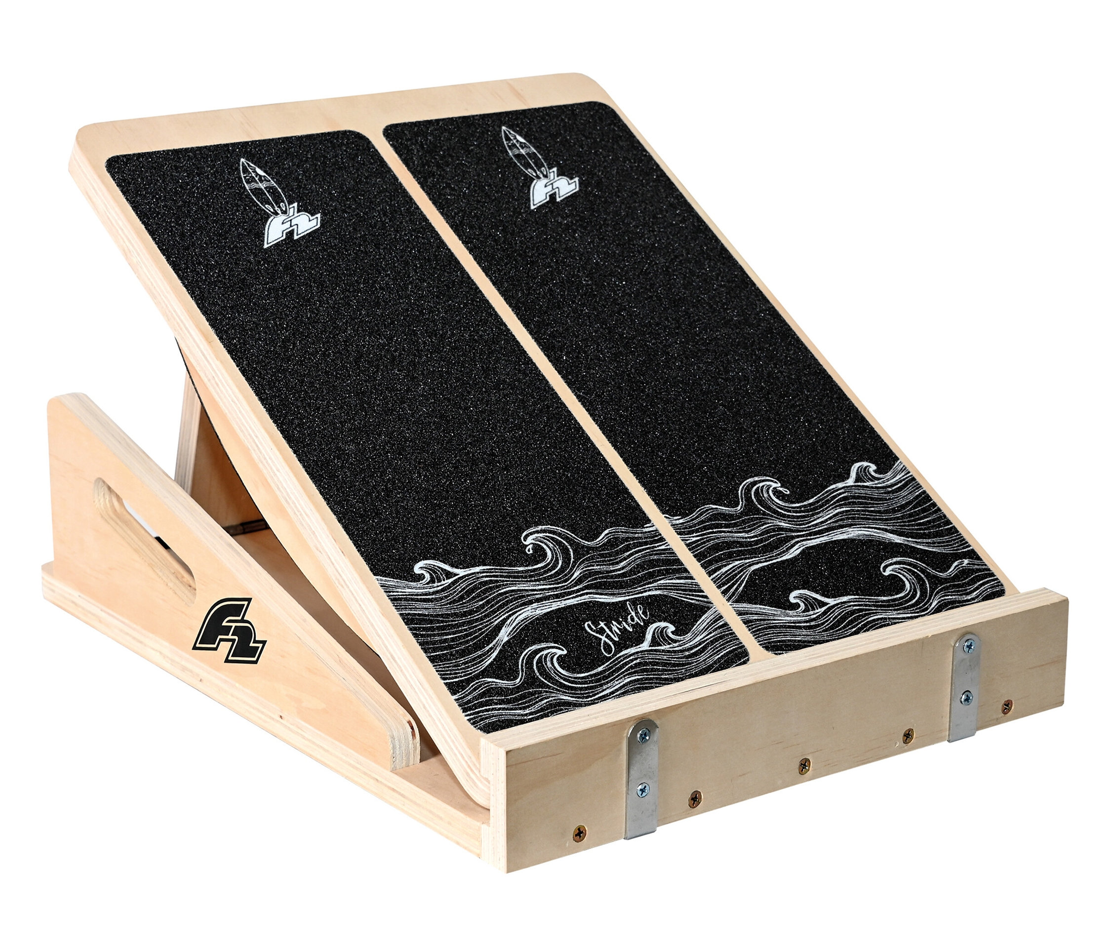 Das F2 Step on Balance Board ist aus hellem Holz gefertigt und hat zwei geneigte, schwarz beschichtete Flächen mit weißen Wellenlinien.