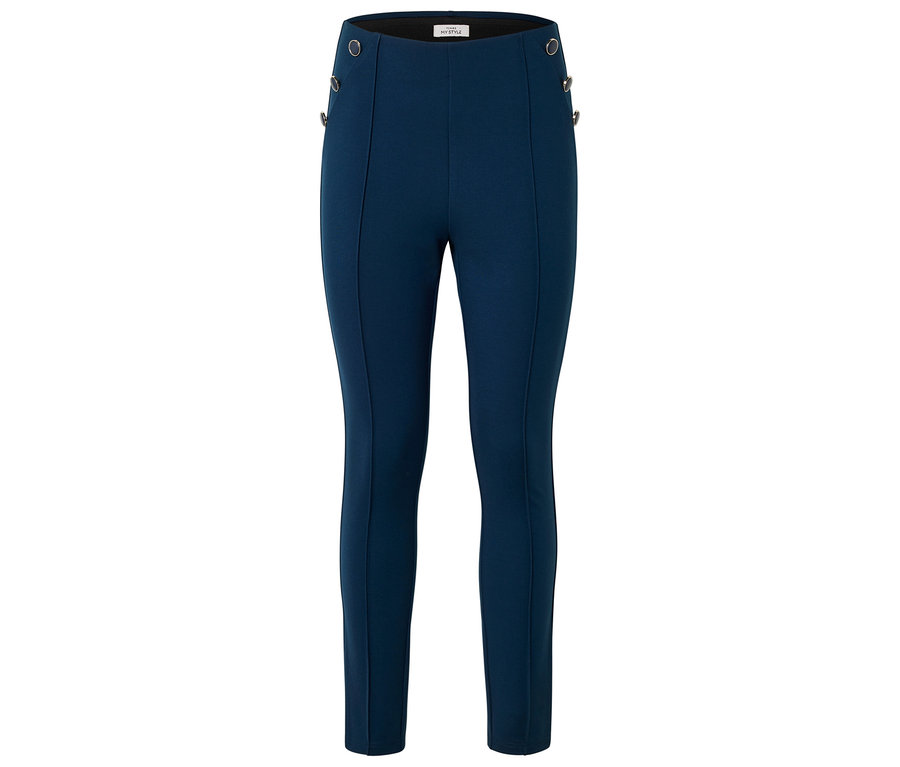Blaue Hose mit Knöpfen.
