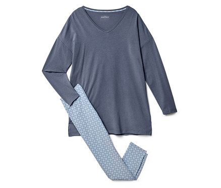 Ein graues langärmliges Shirt liegt neben einer hellblauen Hose mit geometrischem Muster.