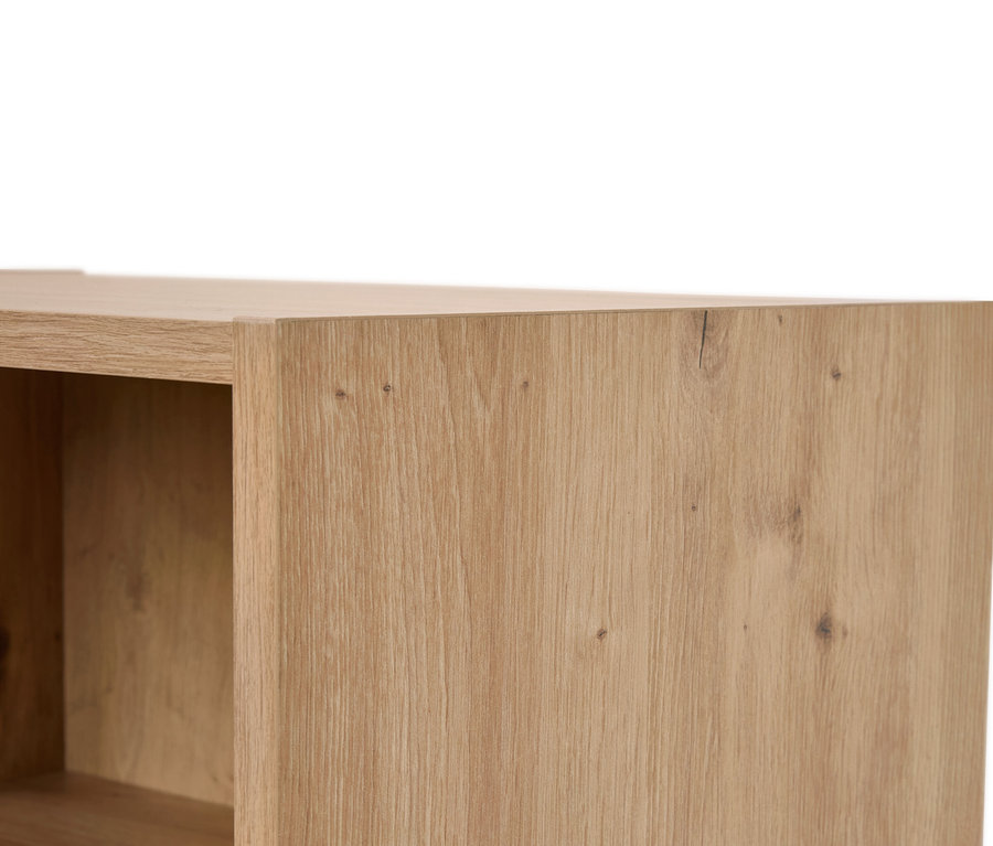 Nahaufnahme eines Regals mit Holzmaserung.