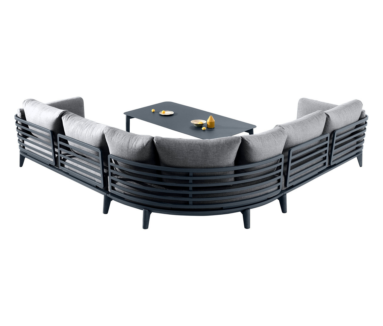 Anthrazitfarbene Leco Lounge-Ecke »Moss« mit Tisch und hellgrauen Kissen.
