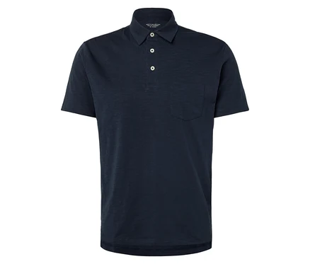 Dunkelblaues Poloshirt mit drei Knöpfen und einer Brusttasche.