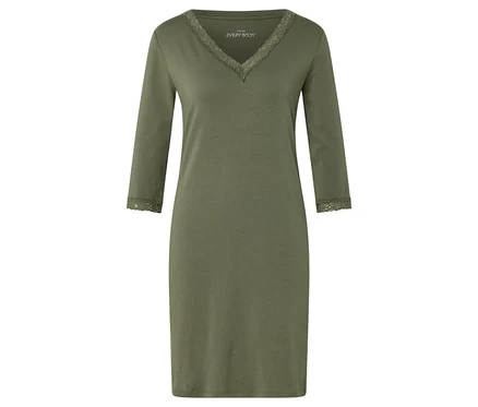 Ein grünes Nachthemd mit V-Ausschnitt und Dreiviertelärmeln liegt flach.